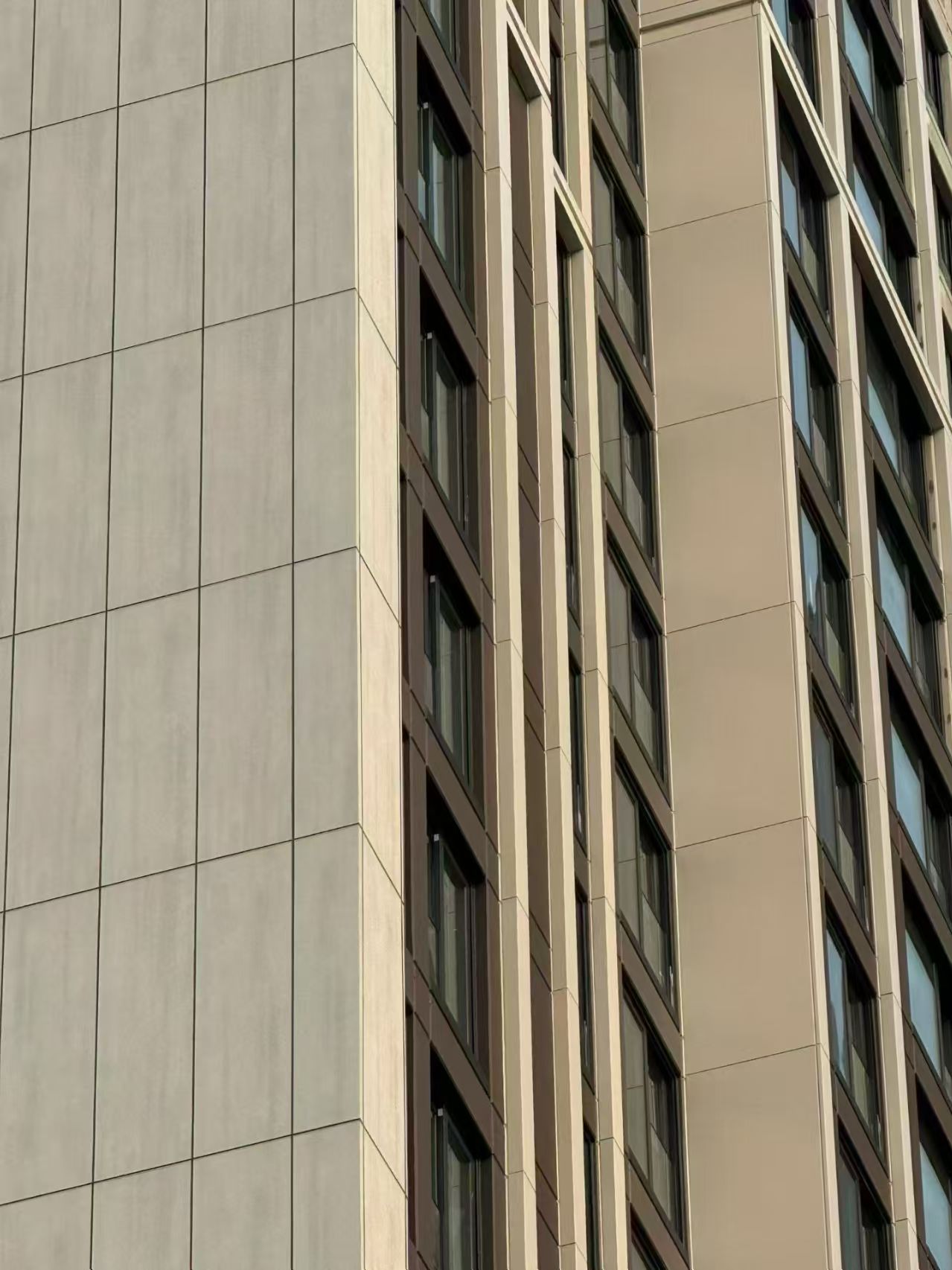 Seoul high-rise facade with light stone-inspired cladding