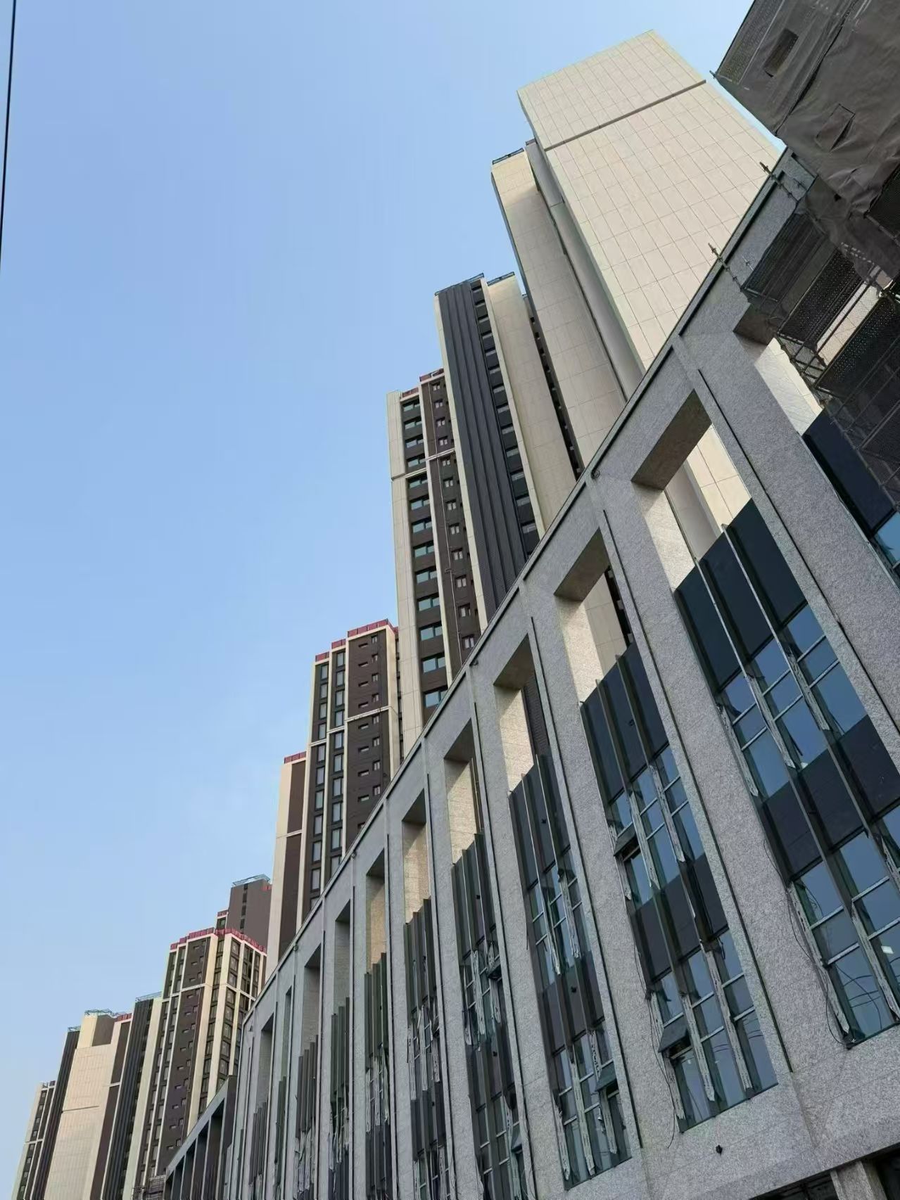 Seoul residential high-rises with light-colored cladding panels